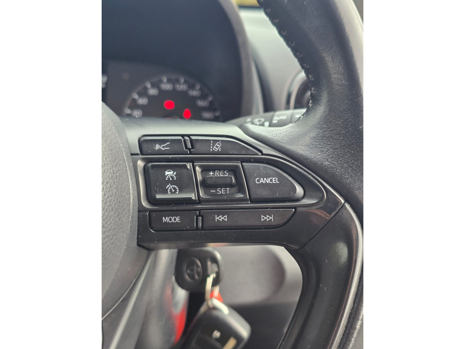 2022 Toyota Yaris - image 16