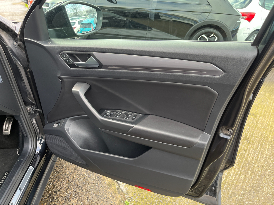 2020 Volkswagen T-Roc R-LINE AUTOMATIC 2.0 DIESEL //HALF LEATHER SEATS//KEYLESS ENRTY//ADAPTIVE CRUISE CONTROL//REVESE CAMERA// €25,950