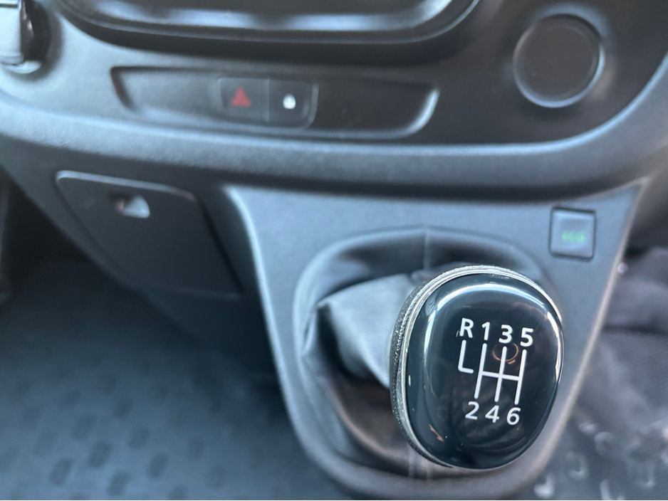2020 Renault Trafic - image 8
