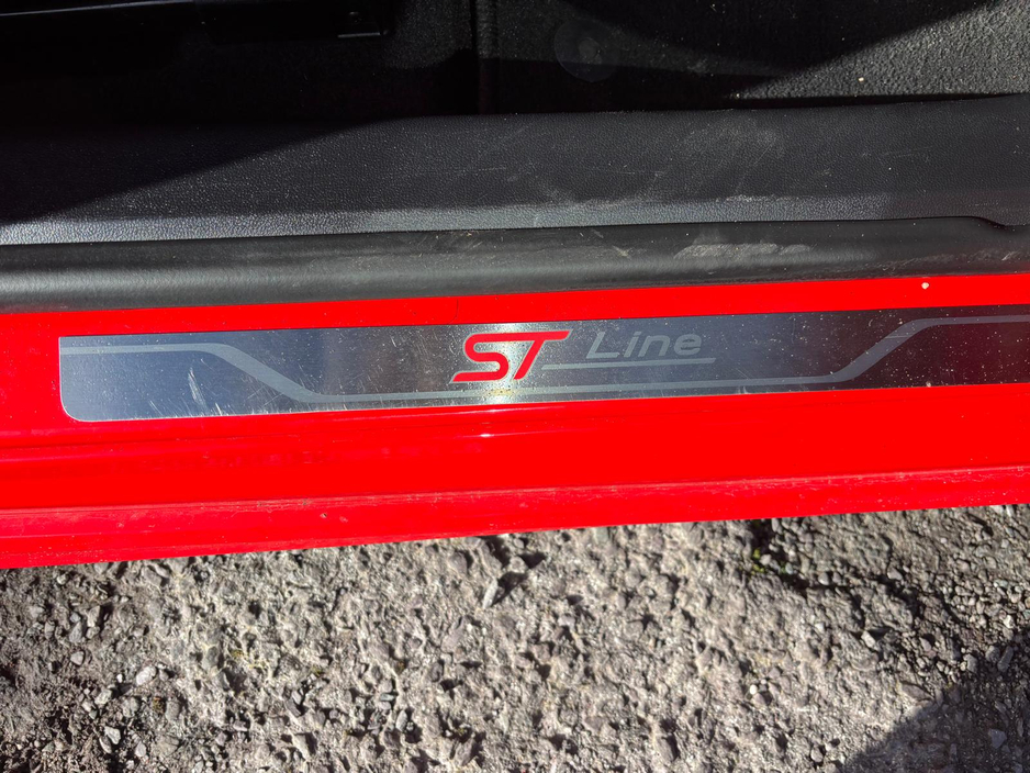 2019 Ford Focus - image 13