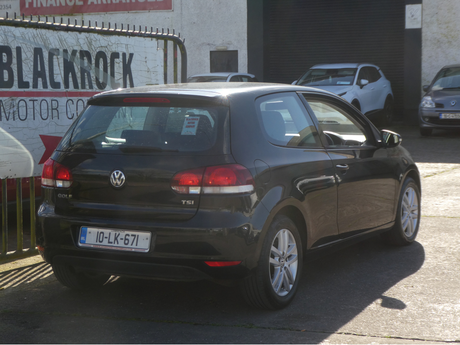 2010 Volkswagen Golf - image 2