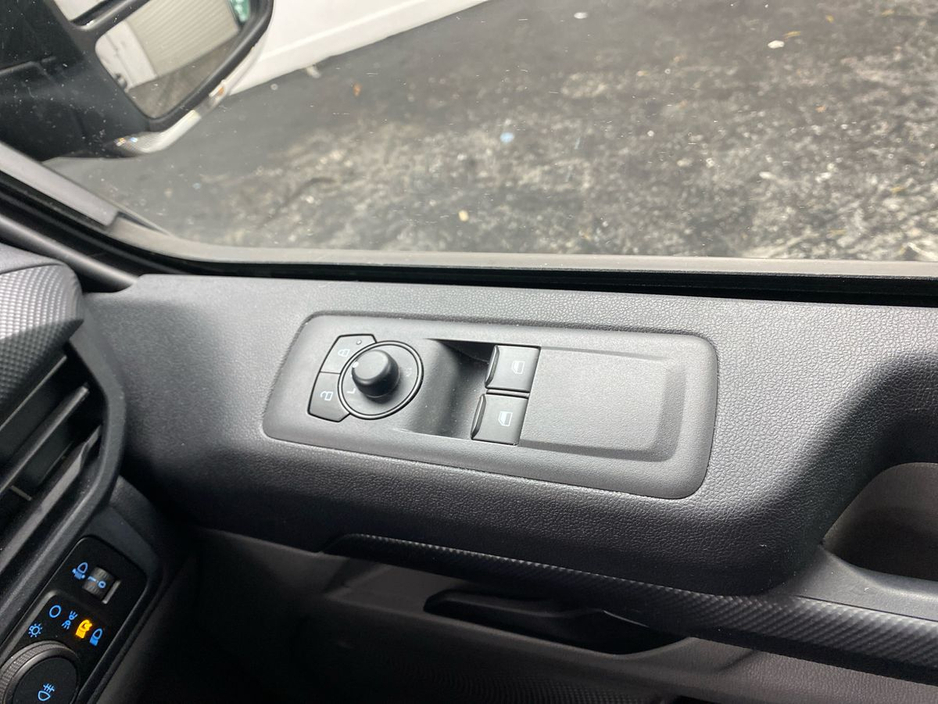 2025 Ford Transit Custom - image 15