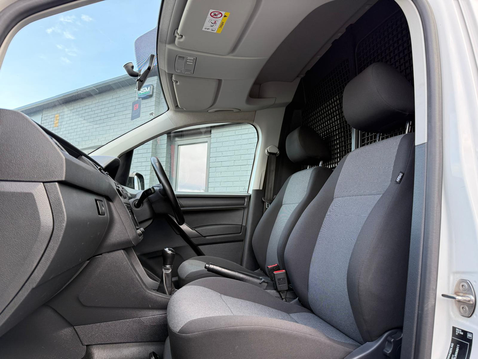 2020 Volkswagen Caddy - image 20