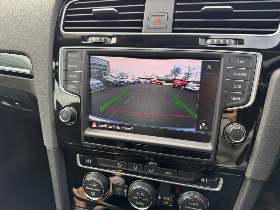 2015 Volkswagen Golf - image 13