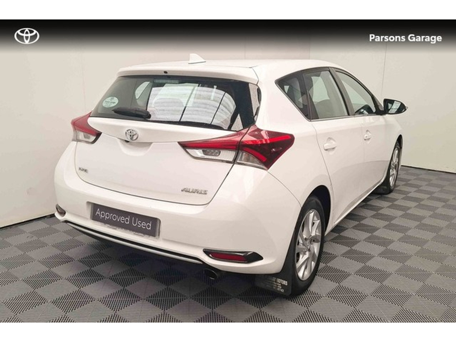 2016 Toyota Auris - image 3