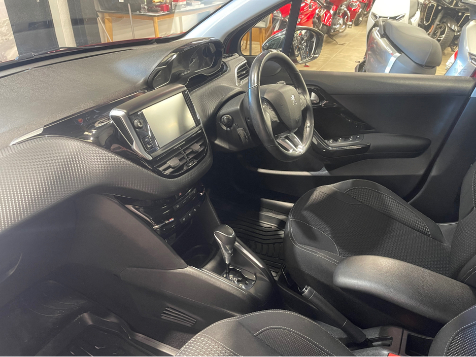 2017 Peugeot 208 - image 13