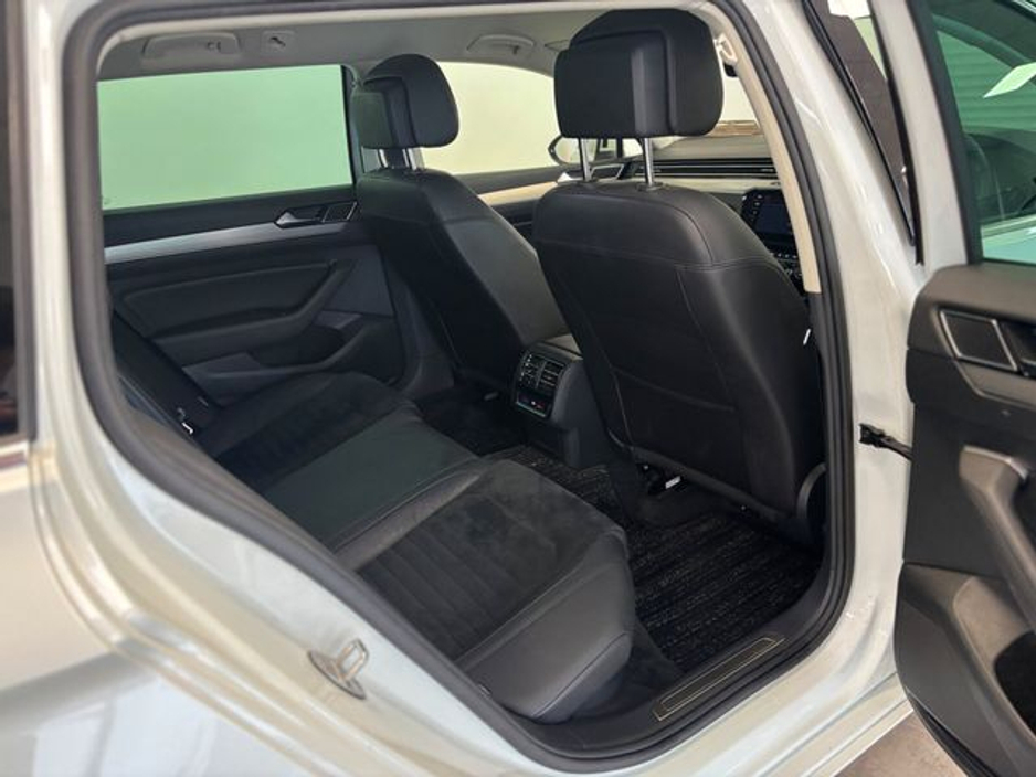 2020 Volkswagen Passat - image 10