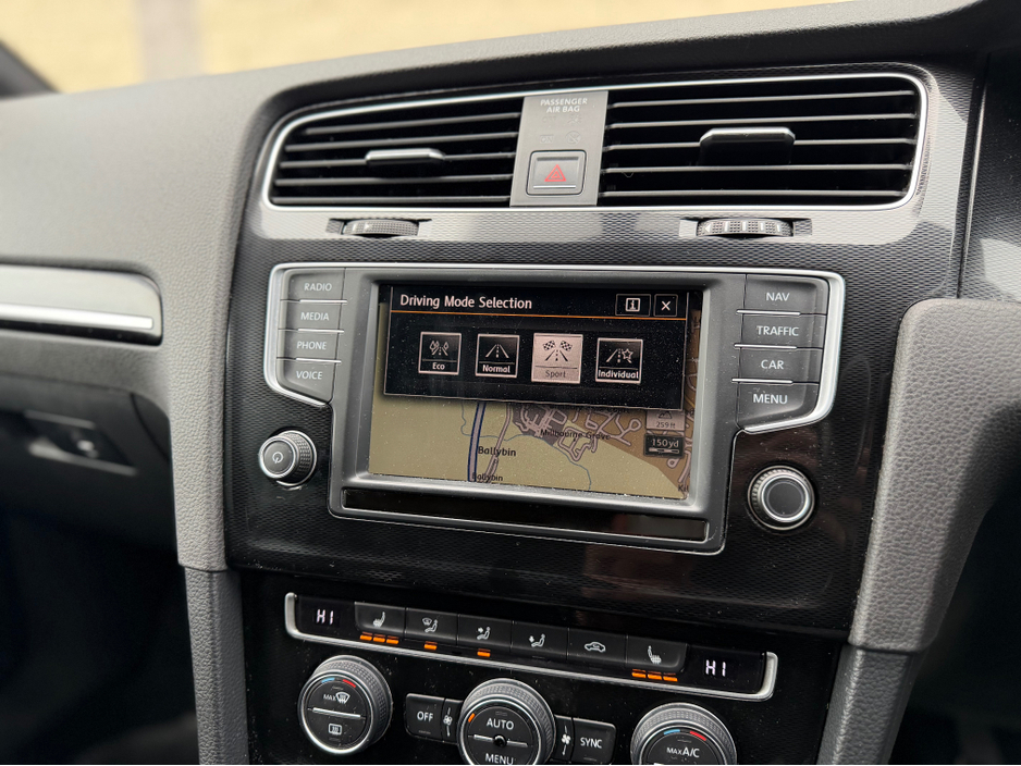 2015 Volkswagen Golf - image 17