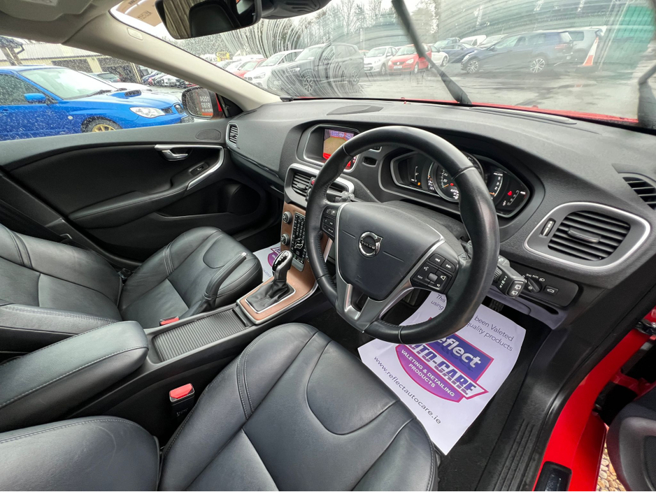 2019 Volvo V40 ==STUNNING VOLVO V40//AUTO//HUGE SPEC//FULL LEATHER// €17,500