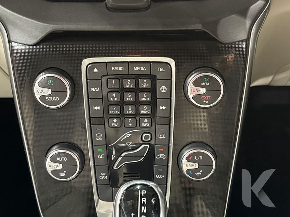 2018 Volvo V40 - image 20