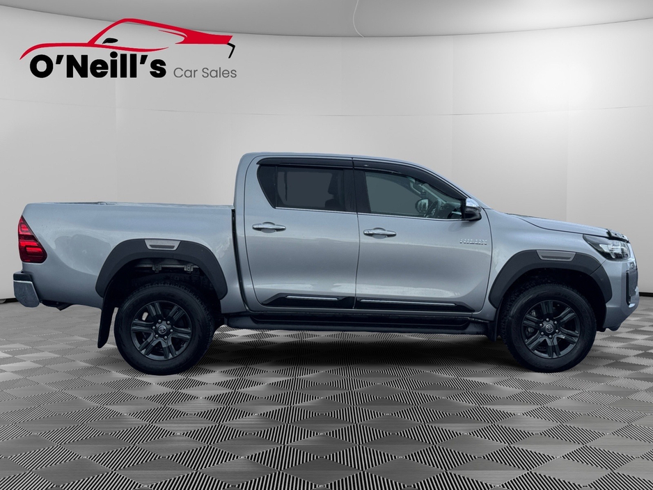 2025 Toyota Hilux - image 2