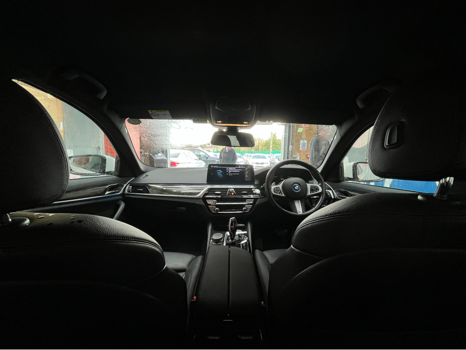 2022 BMW 5 Series - image 21