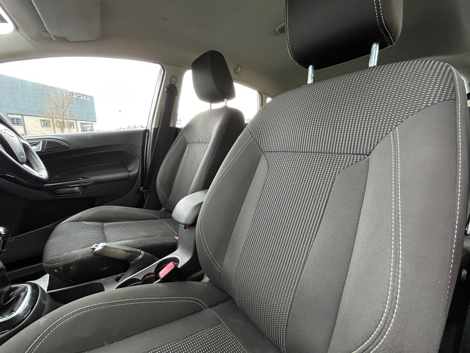 2015 Ford Fiesta - image 10