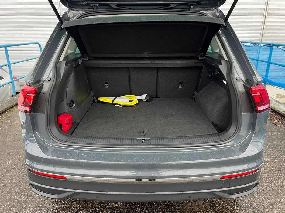 2023 Volkswagen Tiguan LIFE 1.4 HYBRID // DIGITAL CLUSTER // APPLE CARPLAY/ANDROID AUTO // DUAL ZONE CLIMATE CONTROL €31,900