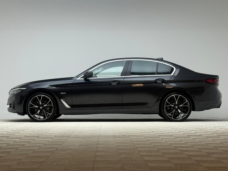 2023 BMW 5 Series - image 4