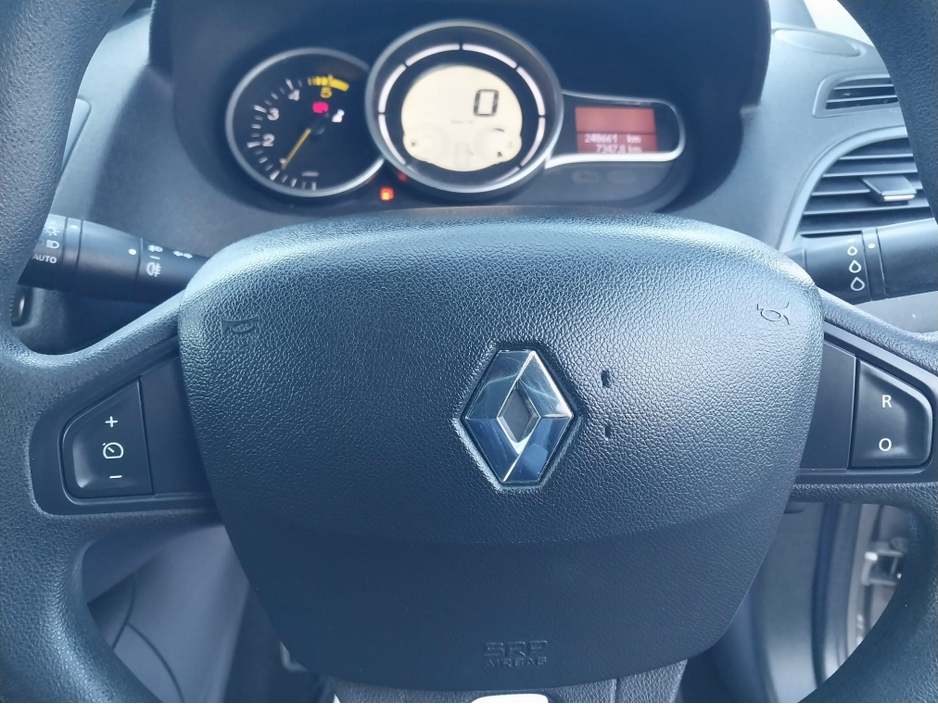 2011 Renault Fluence - image 21