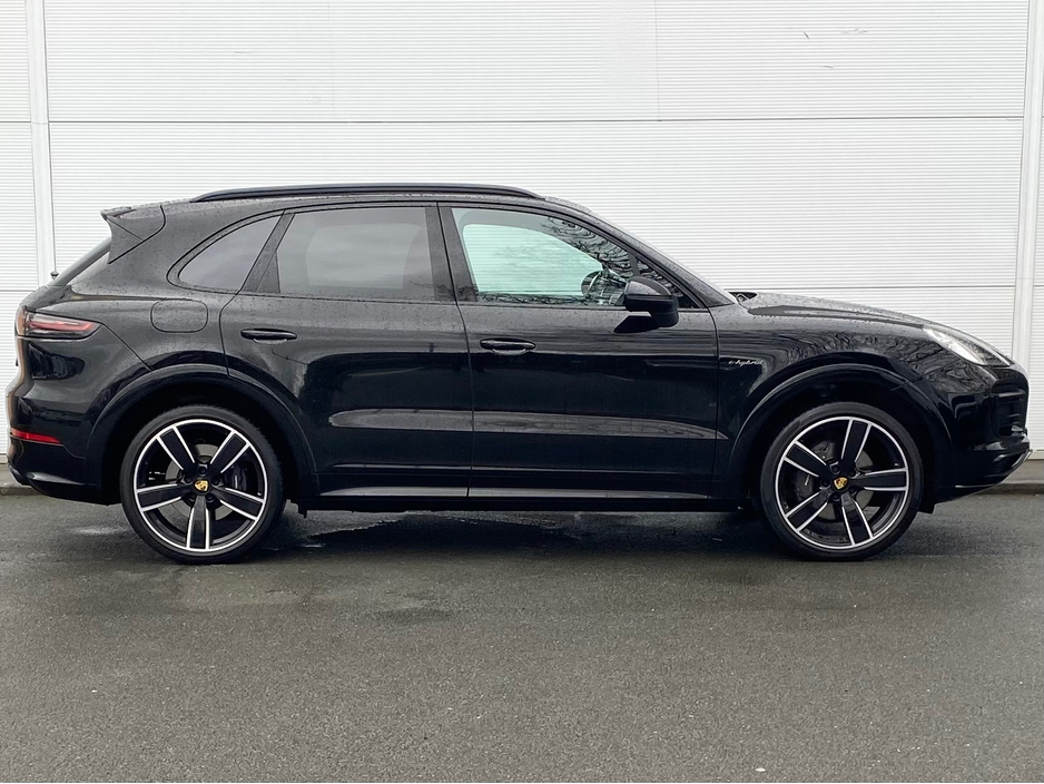 2023 Porsche Cayenne - image 3