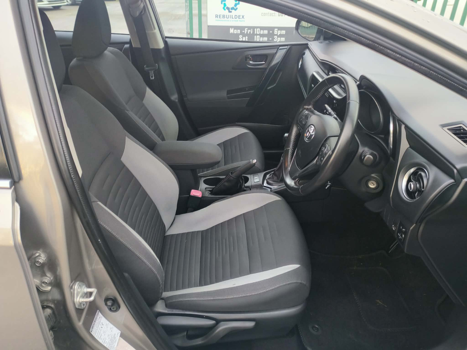 2016 Toyota Auris - image 13