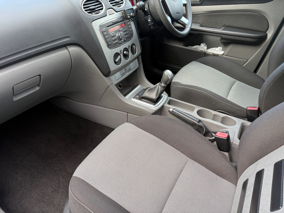 2010 Ford Focus - image 18