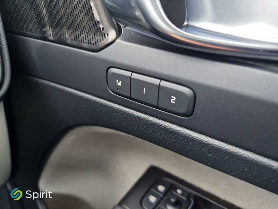 2021 Volvo XC40 - image 11