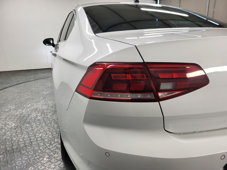 2021 Volkswagen Passat - image 19