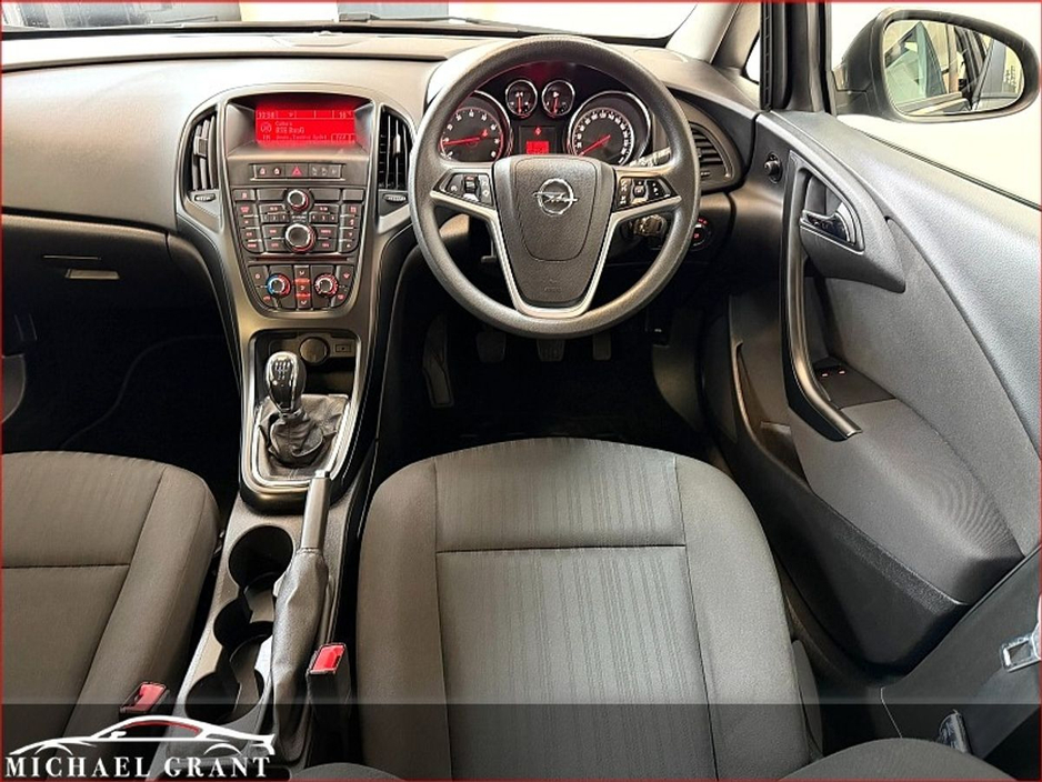 2015 Opel Astra - image 12