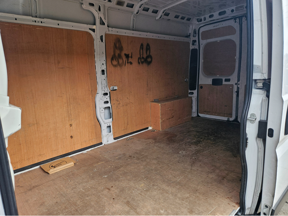 2022 Opel Movano - image 9