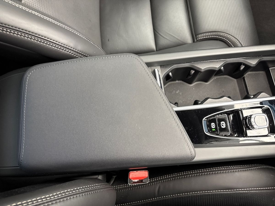 2025 Volvo XC60 - image 15