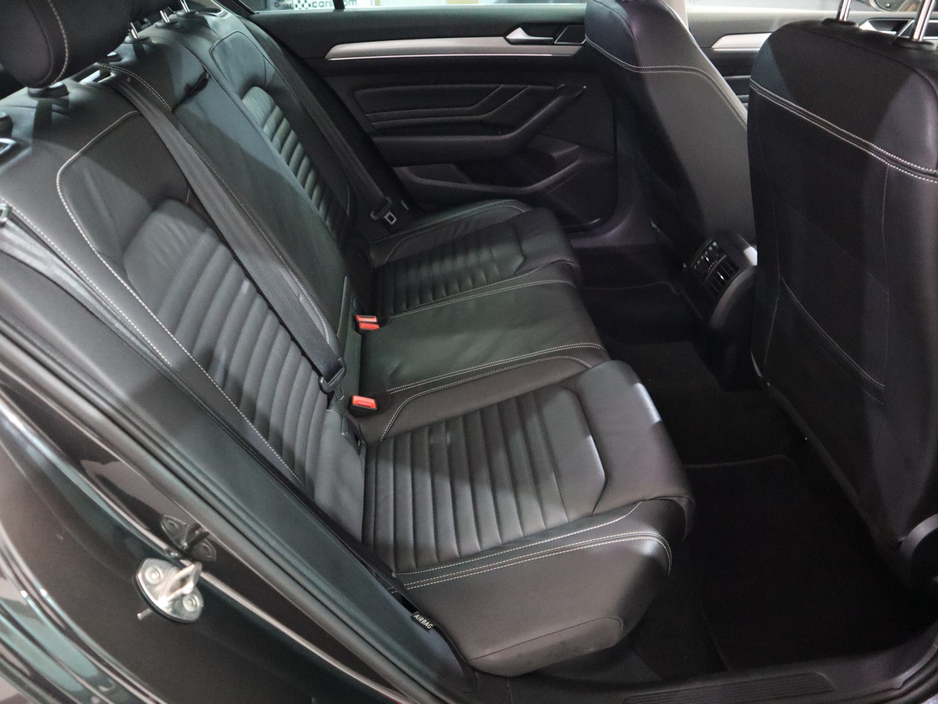 2021 Volkswagen Passat - image 24