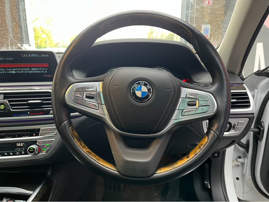 2017 BMW 7 Series - image 9