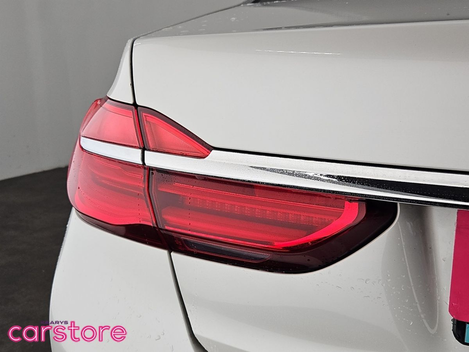 2016 BMW 7 Series - image 16