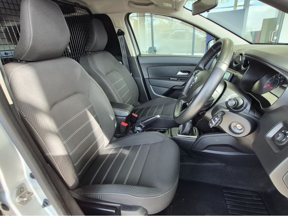 2022 Dacia Duster - image 7