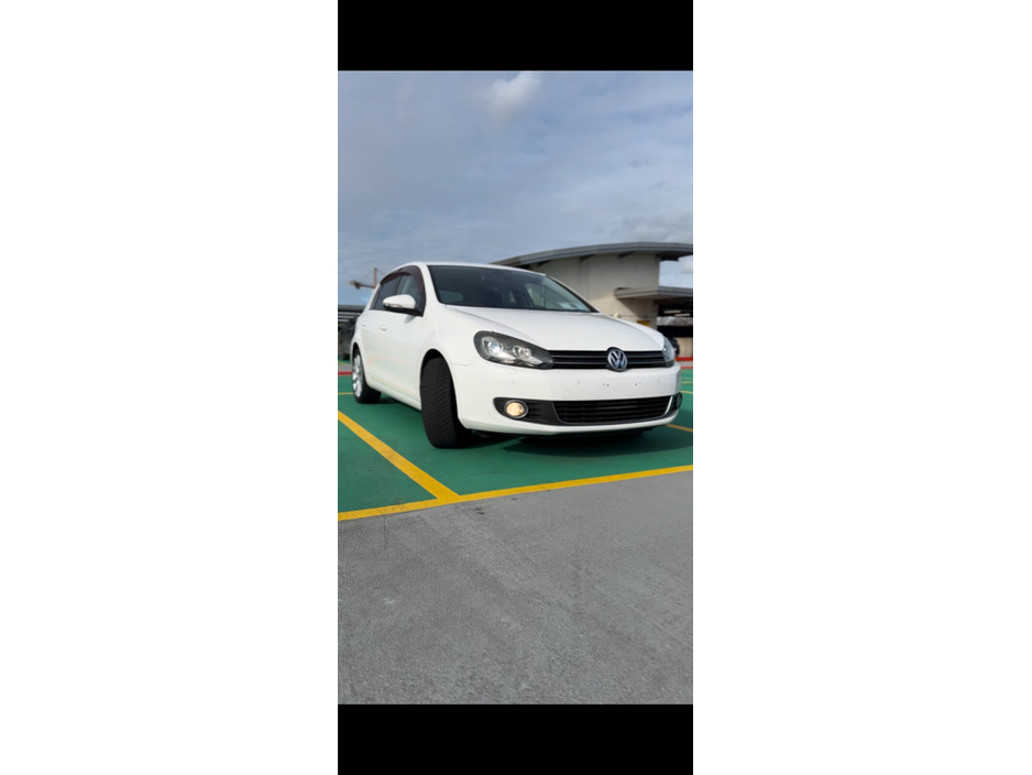 2012 Volkswagen Golf - image 2