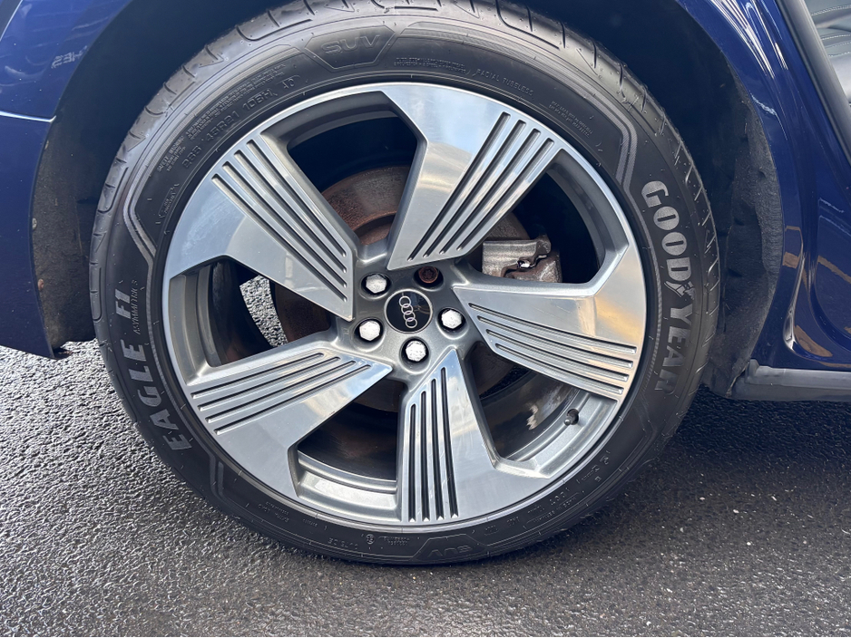 2022 Audi e-tron - image 11