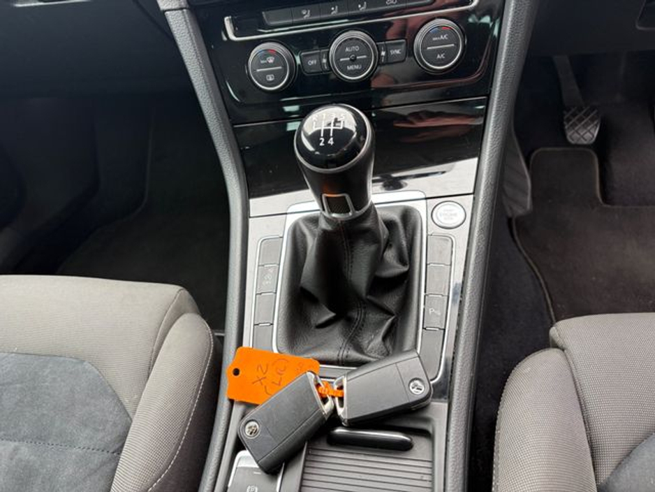 2016 Volkswagen Golf - image 30