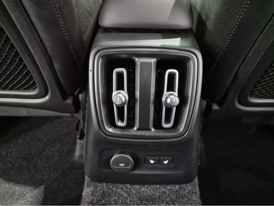 2021 Volvo XC40 - image 26