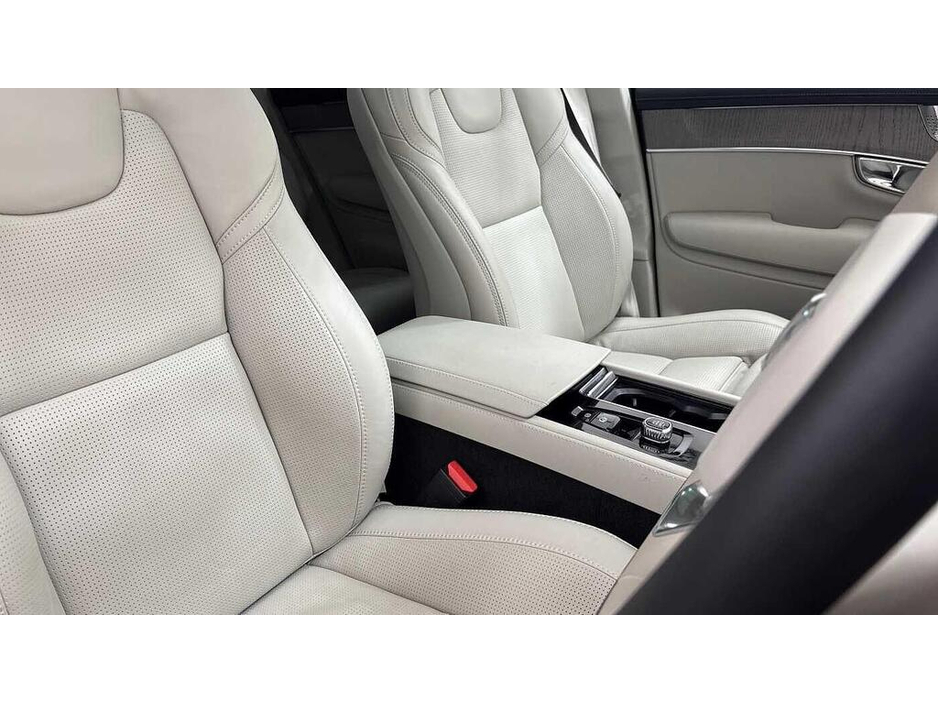 2025 Volvo XC90 - image 11