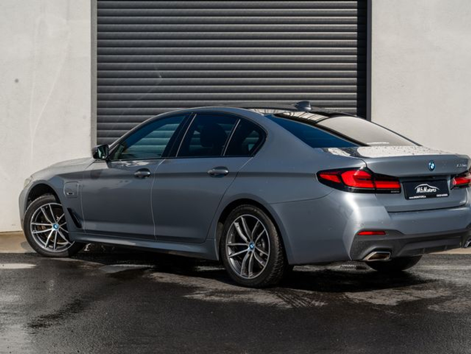 2022 BMW 5 Series - image 15