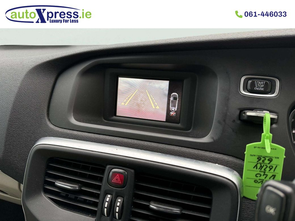 2016 Volvo V40 - image 4