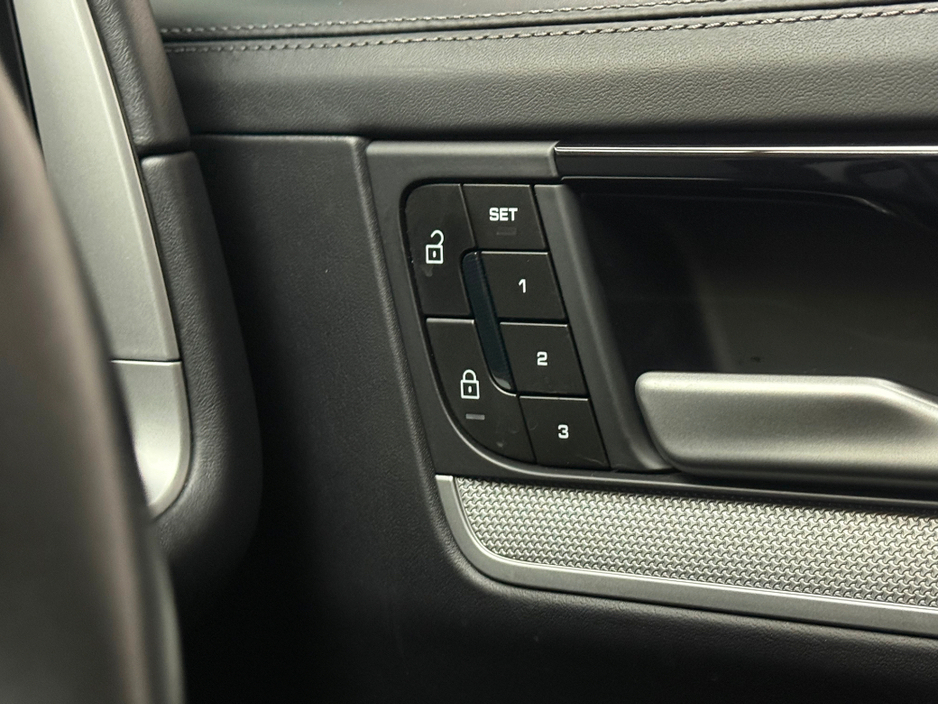 2024 Porsche Cayenne - image 25