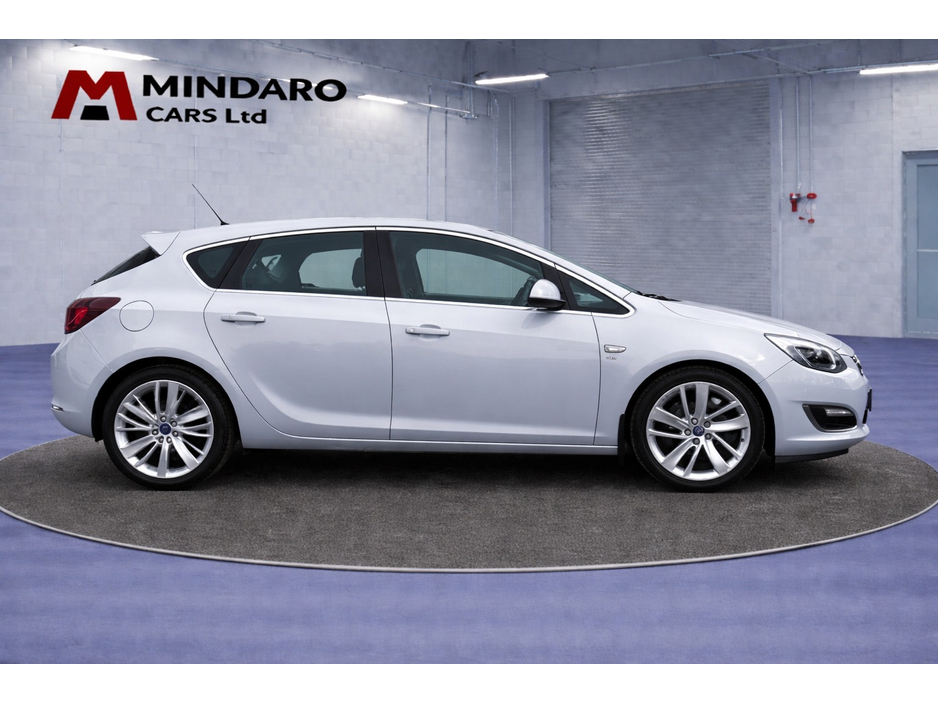 2013 Opel Astra - image 7