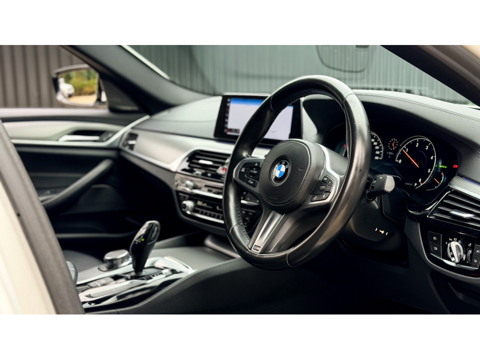 2017 BMW 5 Series - image 3