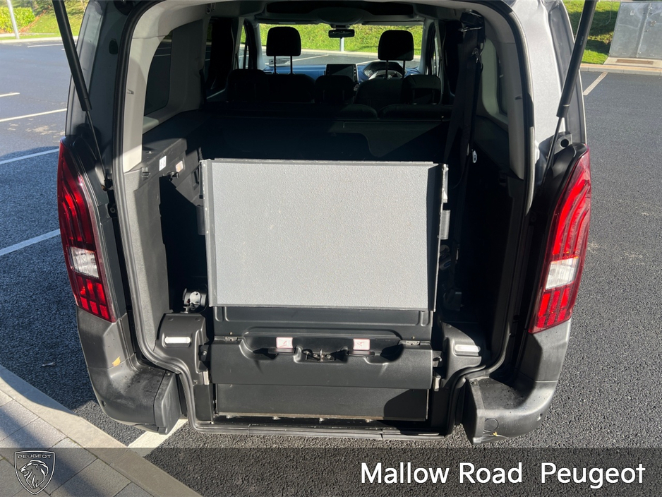 2023 Peugeot Rifter - image 10