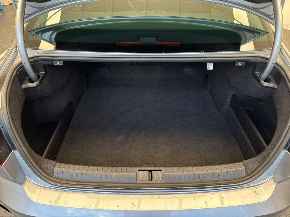 2022 Volkswagen Passat - image 9