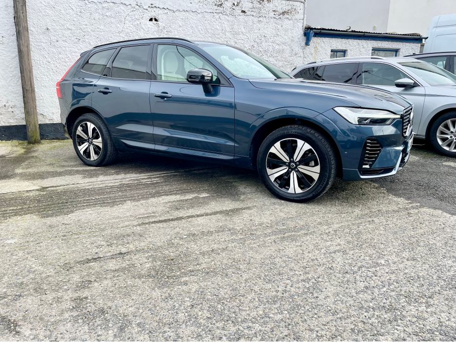 2023 Volvo XC60 - image 3