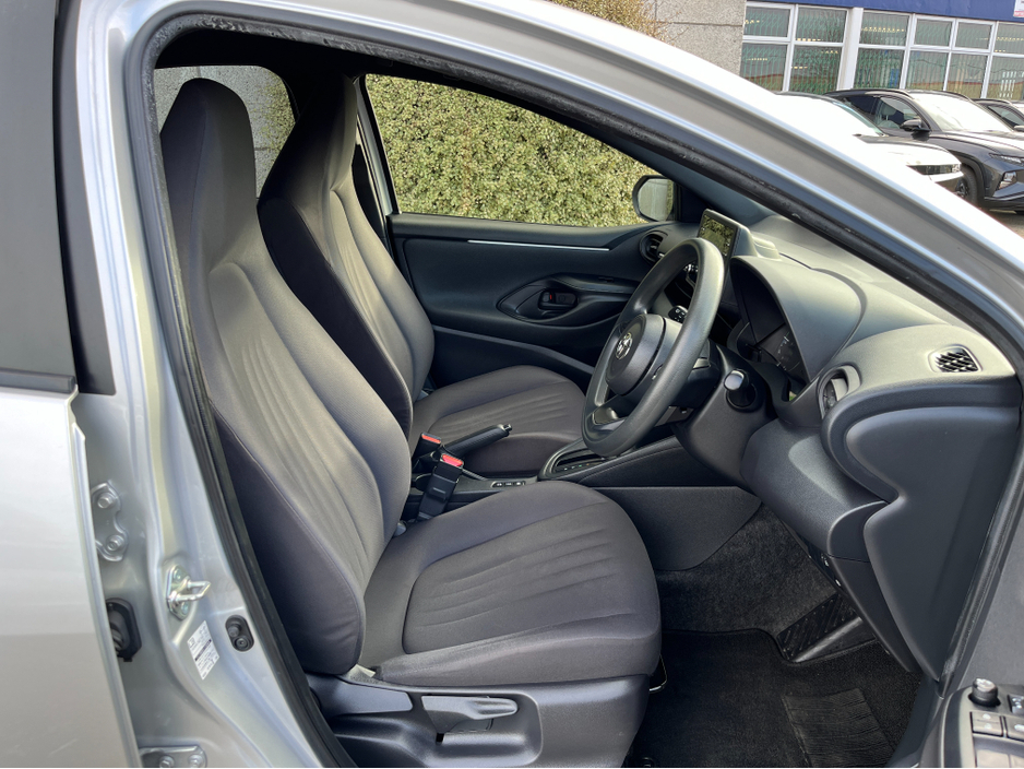 2021 Toyota Yaris - image 10