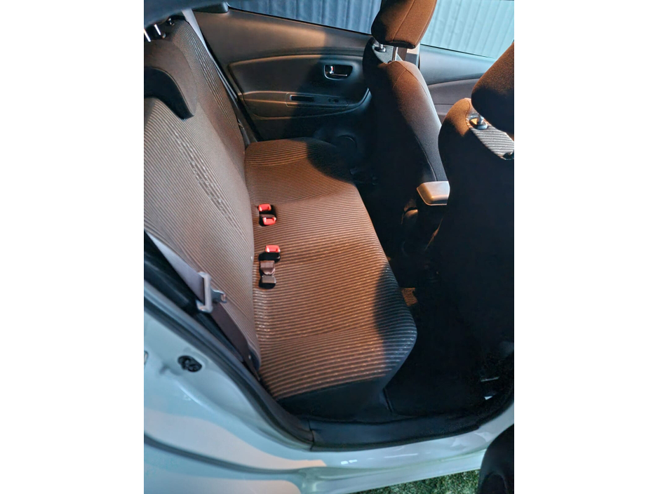 2015 Toyota Vitz - image 12