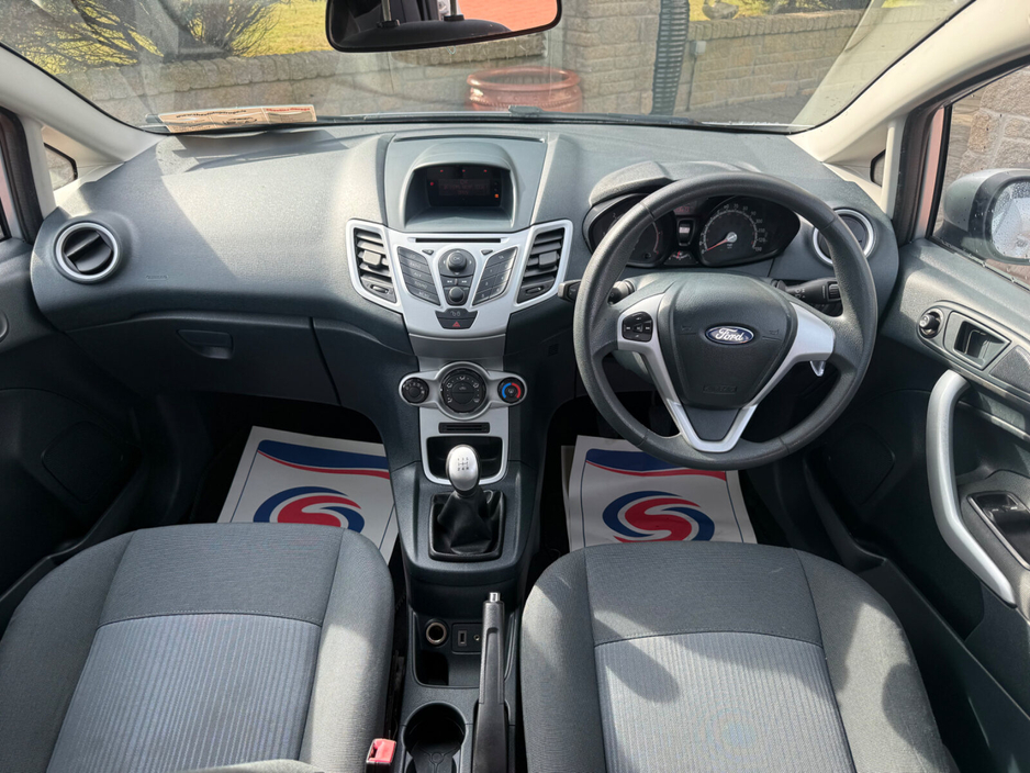 2012 Ford Fiesta - image 18