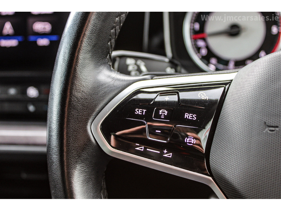 2021 Volkswagen Touareg - image 21