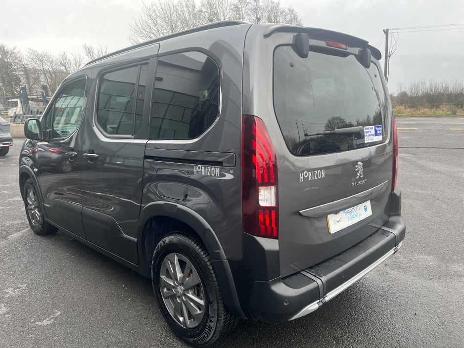 2024 Peugeot Rifter - image 4